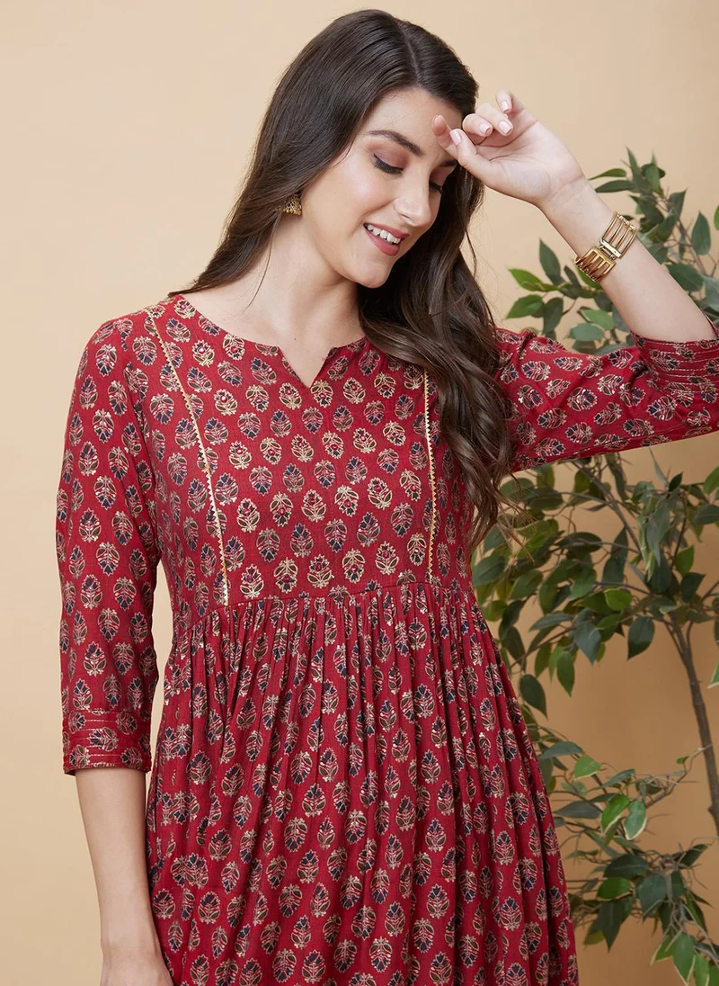 جلو باص كرتا نسائي بياقة مشقوقة مطبوعة بنقوش عرقية بلون عنابي مع كسرات وزخارف جوتا باتي